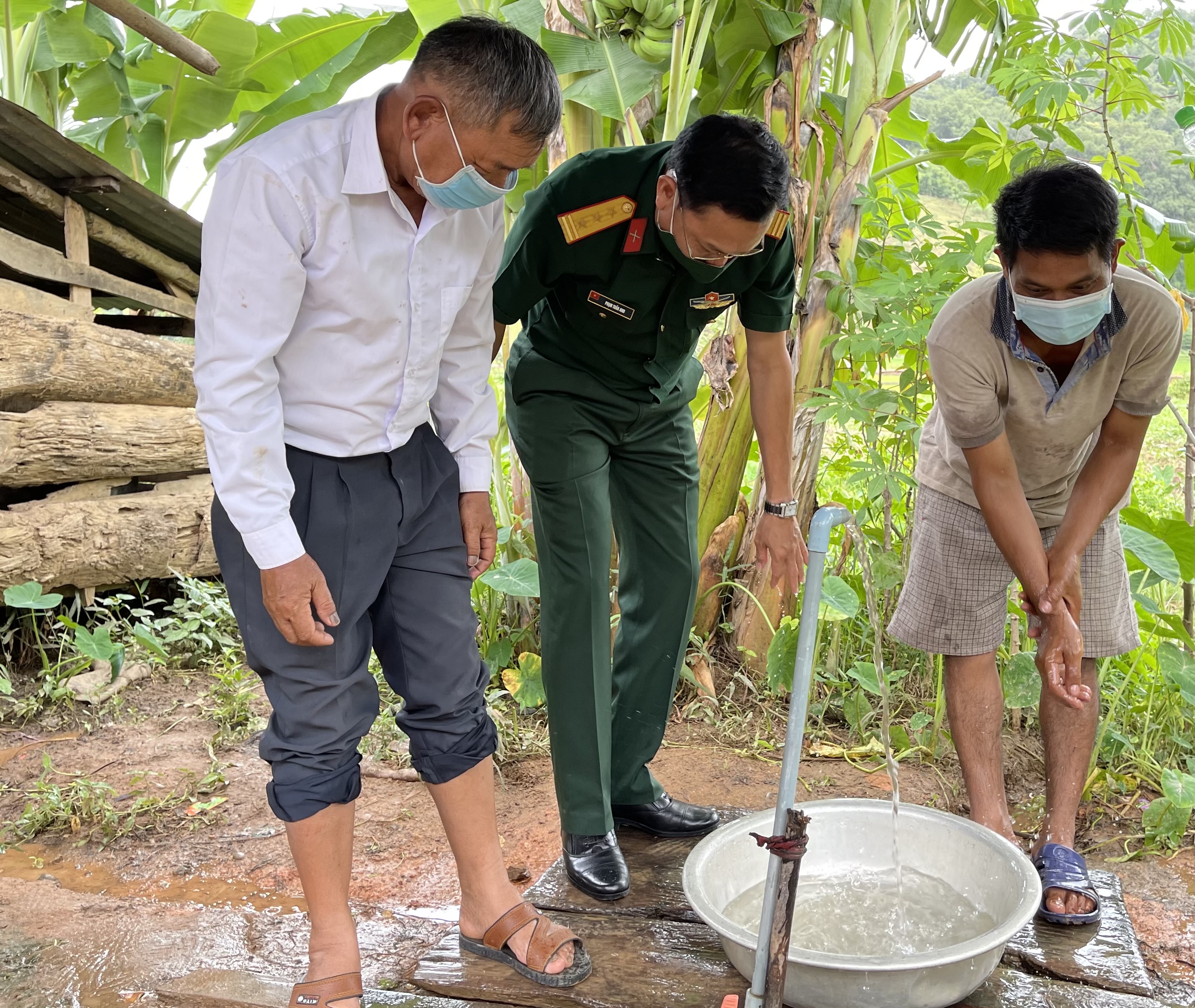 Bộ đội đưa nước về buôn Plúc